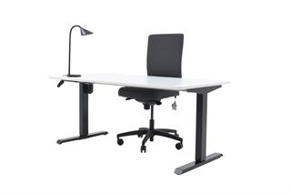 Kontorsæt med bordplade i hvid, stelfarve i sort, sort bordlampe og grå kontorstol